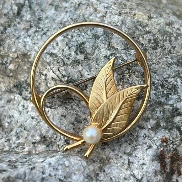 Gold Leaf Brooch with real Pearl Accent - Picture 3 of 5